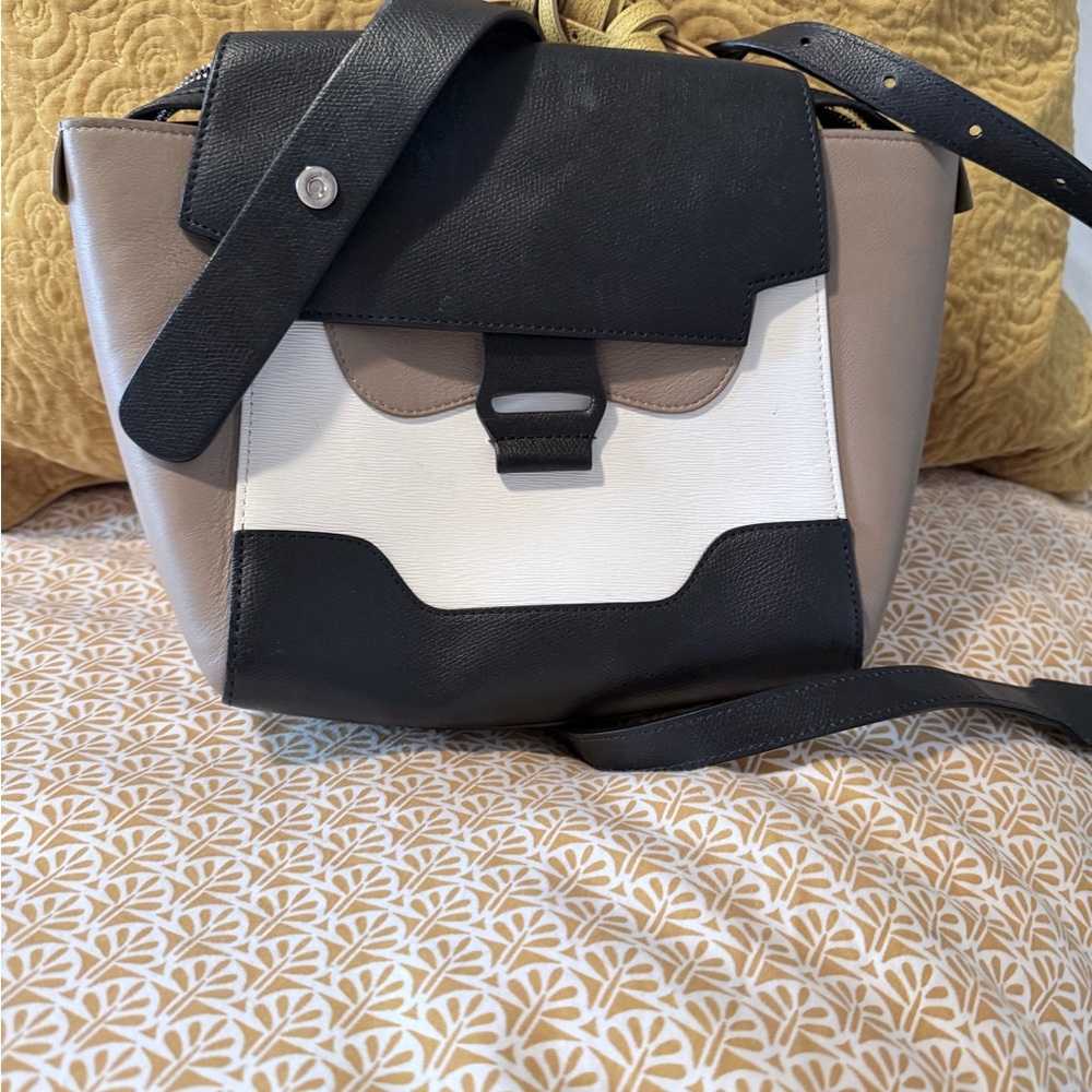 Stylish Black and White Women's Handbag - Picture 11 of 16